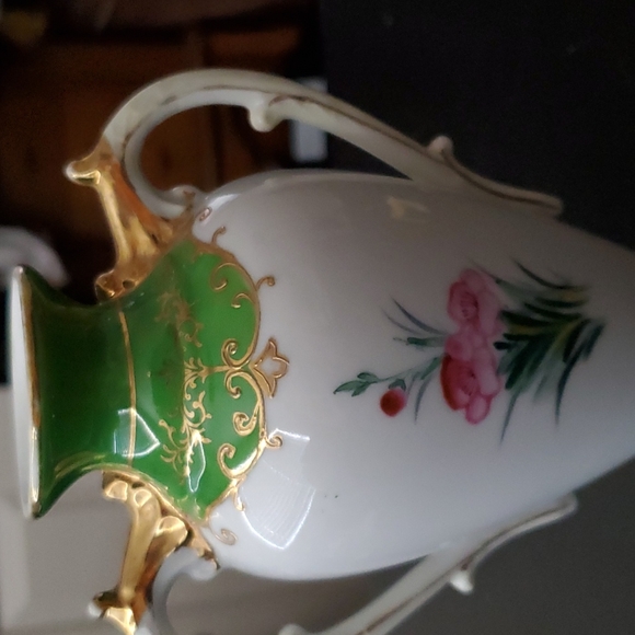 VINTAGE ANTIQUE GREEN AND WHITE FLORAL FLOWER VASE. - Picture 7 of 11